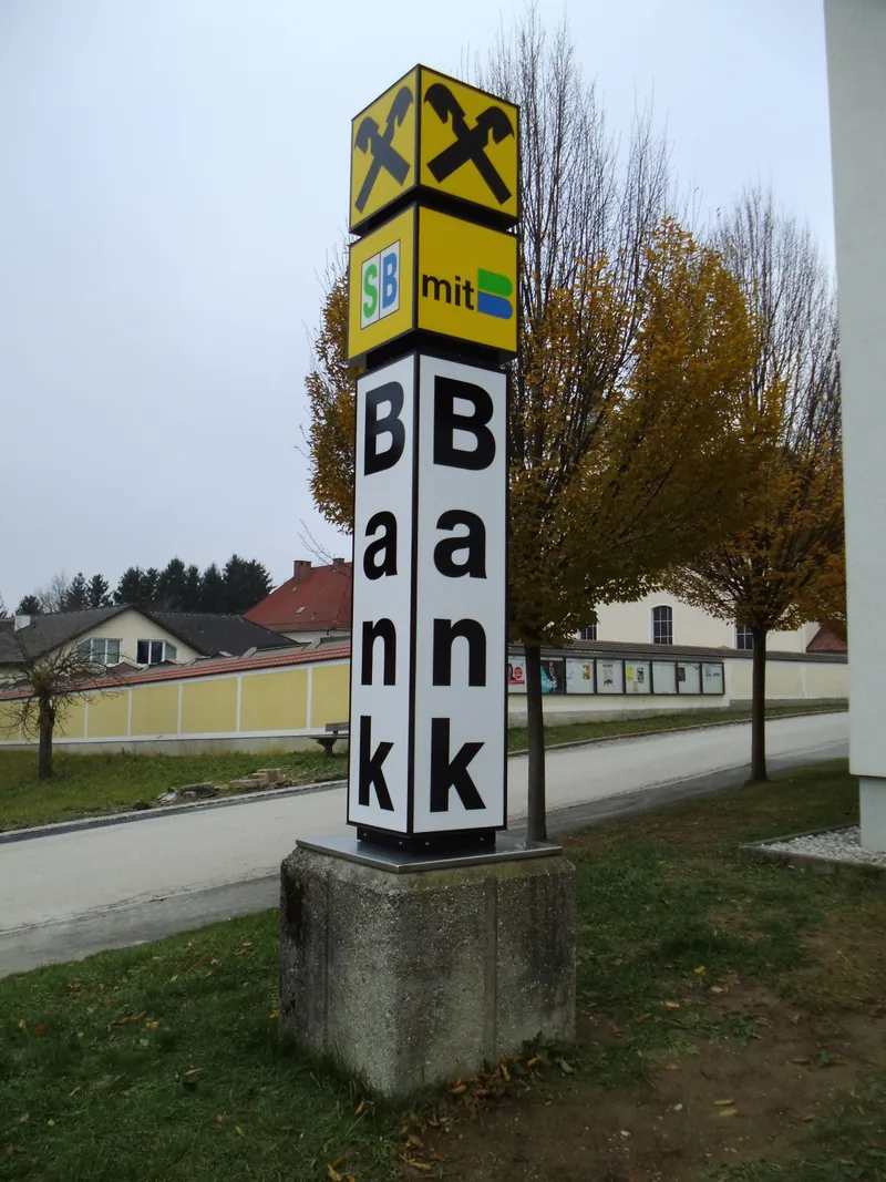 Pylonanlage mit Wegweiser