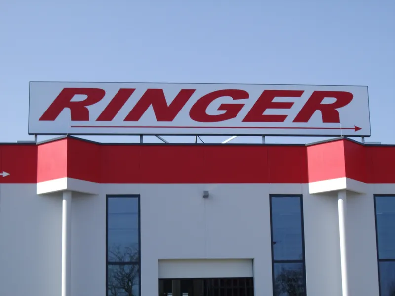 Großflächige Spannplanenwerbung