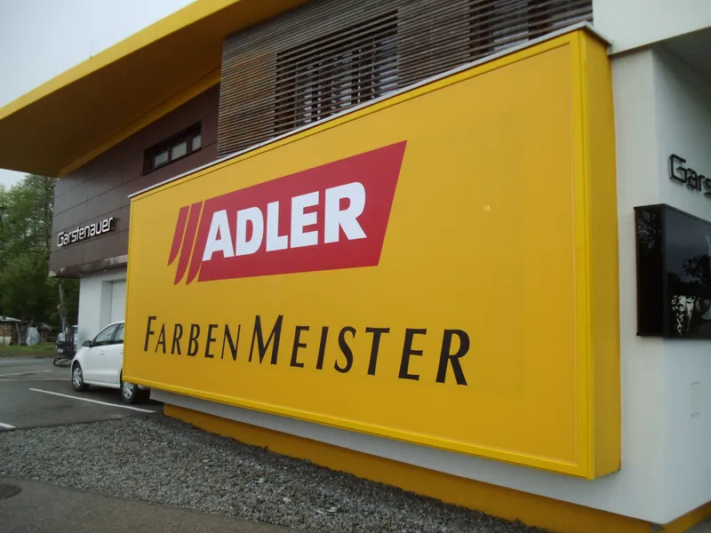 Spannplanenschild an Gebäude