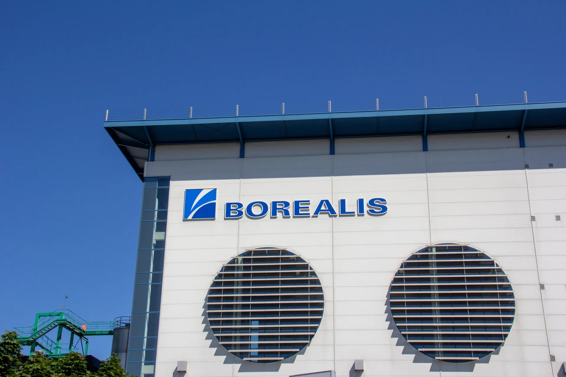 Borealis Firmenschrift beleuchtet