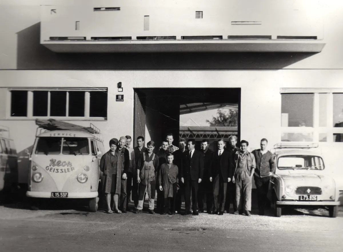 NEON Geissler Team vor der Werkstatt, ca. 1960er Jahre