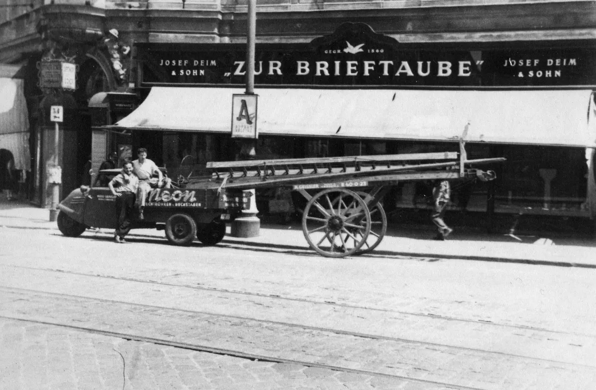 NEON Geissler Montagefahrzeug vor der Brieftaube, historisch