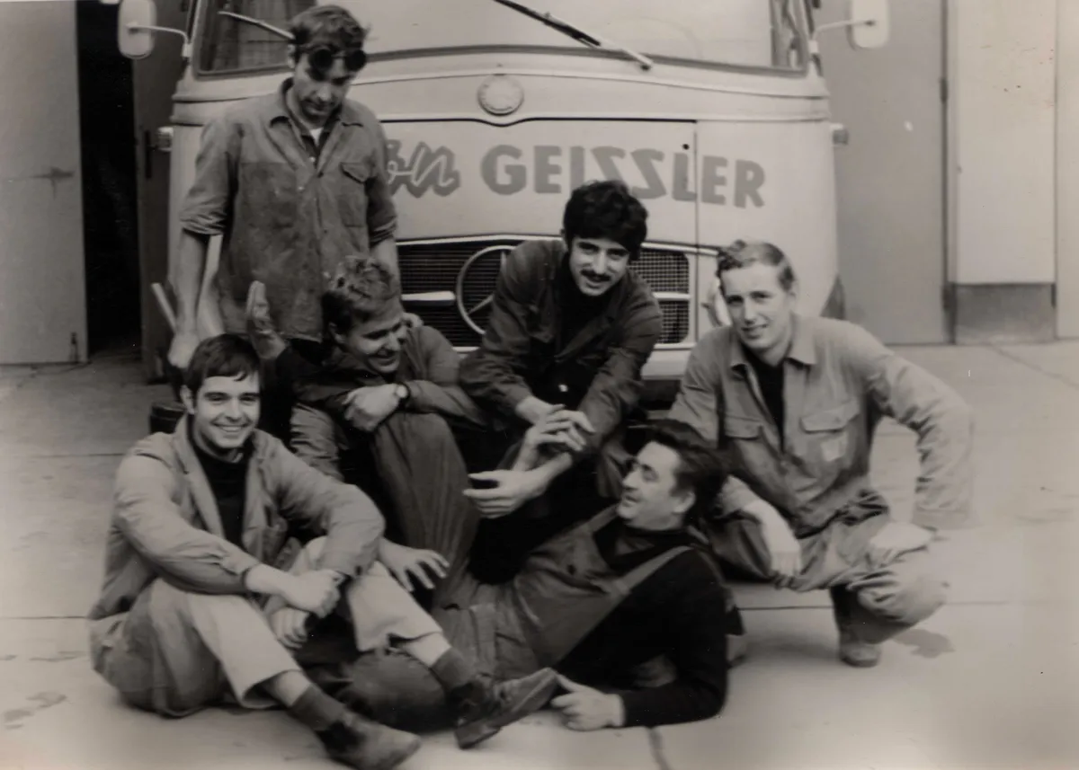 NEON Geissler Mitarbeiter vor dem Firmenauto