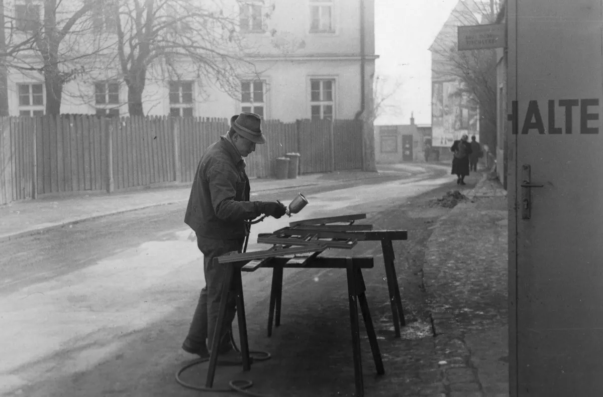 Schildermaler bei der Arbeit, historische Aufnahme