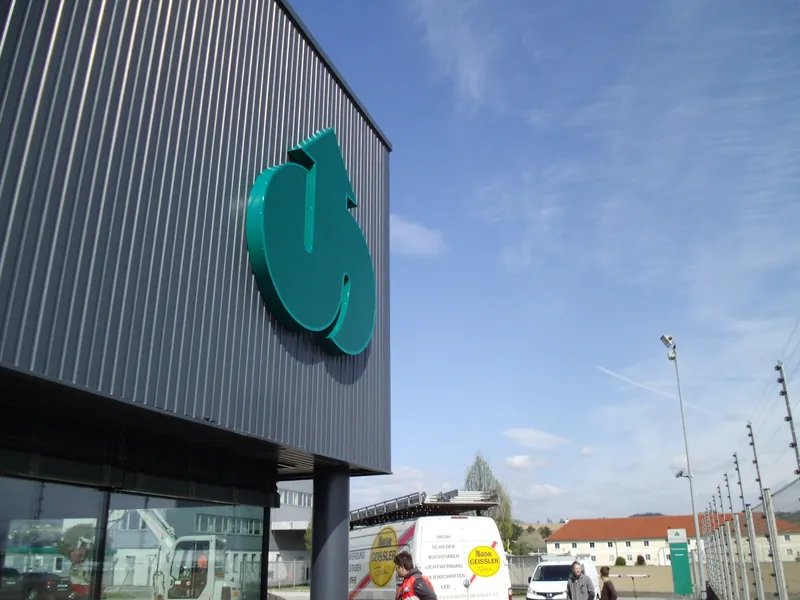 Leuchtschild bei Nacht