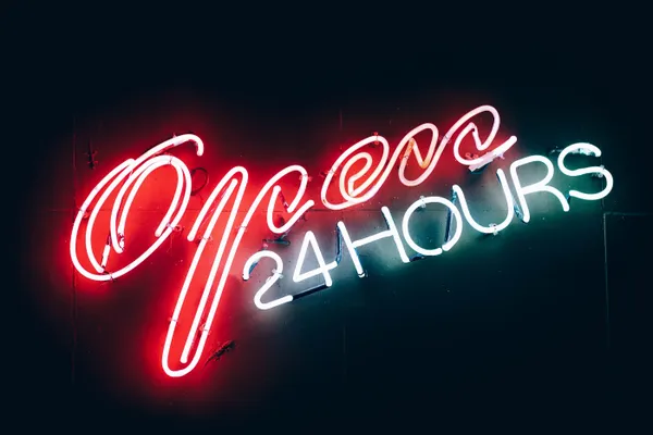 Klassische Neonschrift — neon open — NEON Geissler