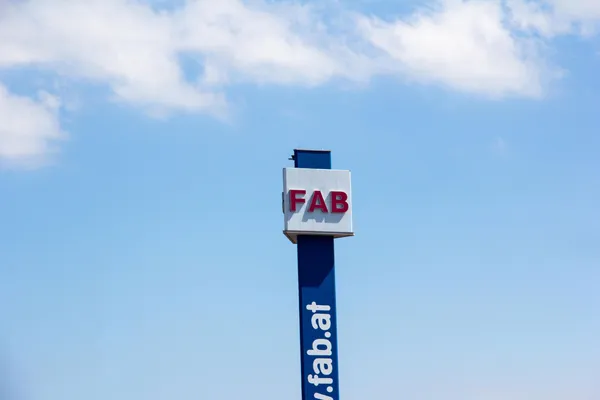 Beleuchteter Pylon — turm fab — NEON Geissler