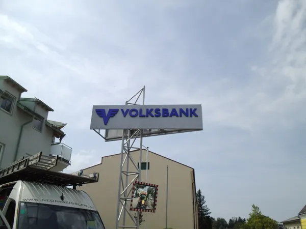 Beleuchteter Pylon — werbeturm — NEON Geissler